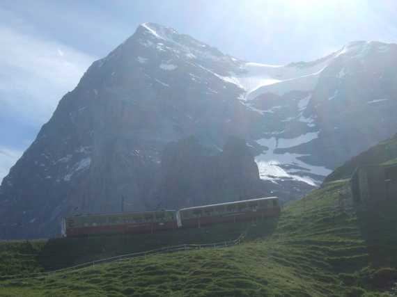Blick auf Bahn zum Jungfraujoch vor Eiger auf dem Weg zum Eigergletscher