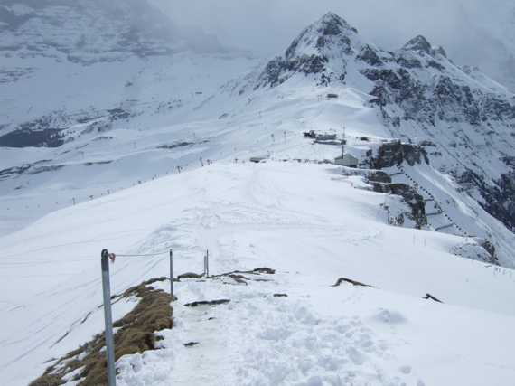 Blick vom Mnnlichen Gipfel Richtung Bergstation und Tschuggen