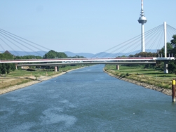 berquerung des Neckar mit Neckarturm