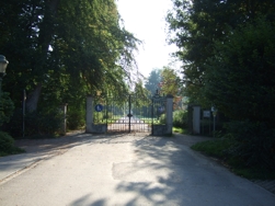 Die Eintrittspforte zum Schloss und zum Donauradweg